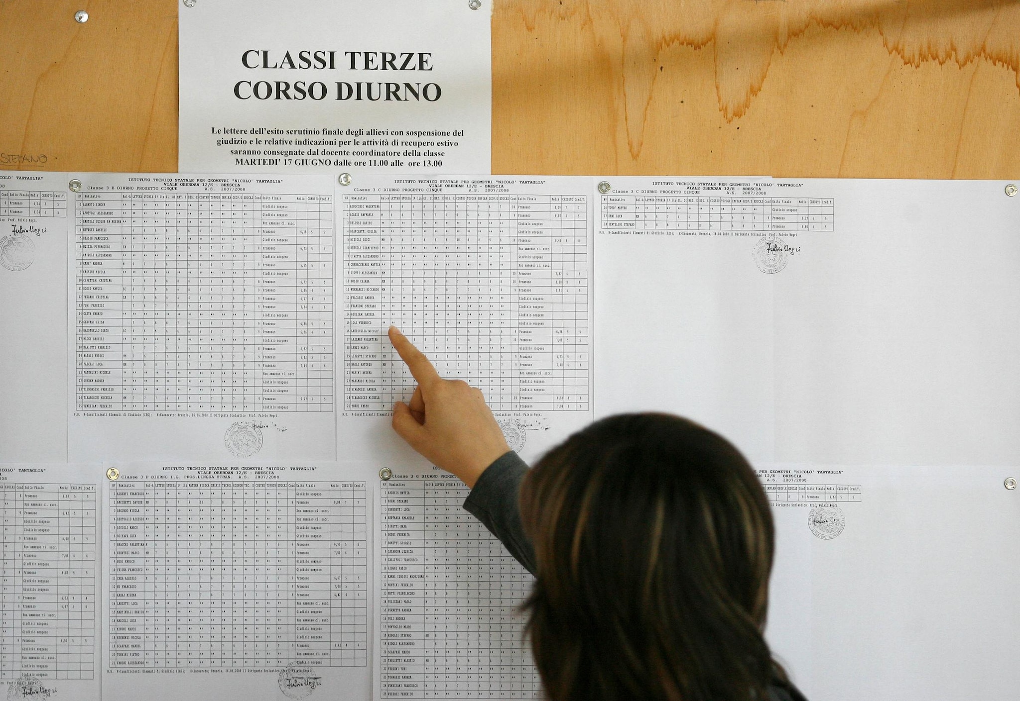 Mancano pochi giorni agli esami di maturità 2012 e mentre impazza il toto tracce per la prima prova gli studenti sono alle prese anche con la tesina di maturità da presentare al colloquio orale: qualche consiglio per realizzarla nel migliore dei modi.