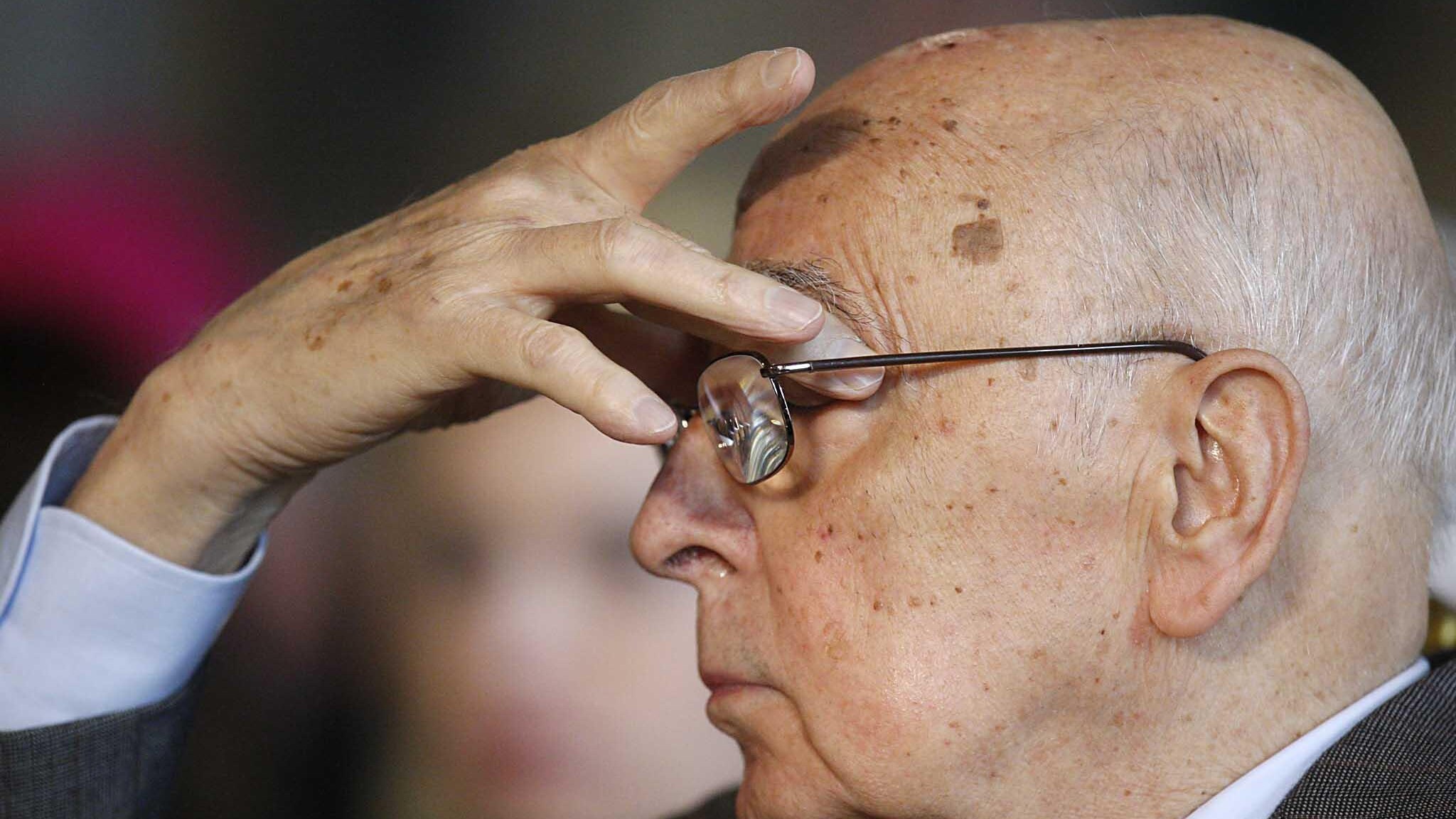 Dal capo dello Stato Napolitano al premier Mario Monti: le reazioni al “vile attentato” che stamane ha ucciso in Afghanistan Manuele Braj, carabiniere 30enne che lascia la moglie e il figlio di 8 mesi. Feriti anche altre due militari.