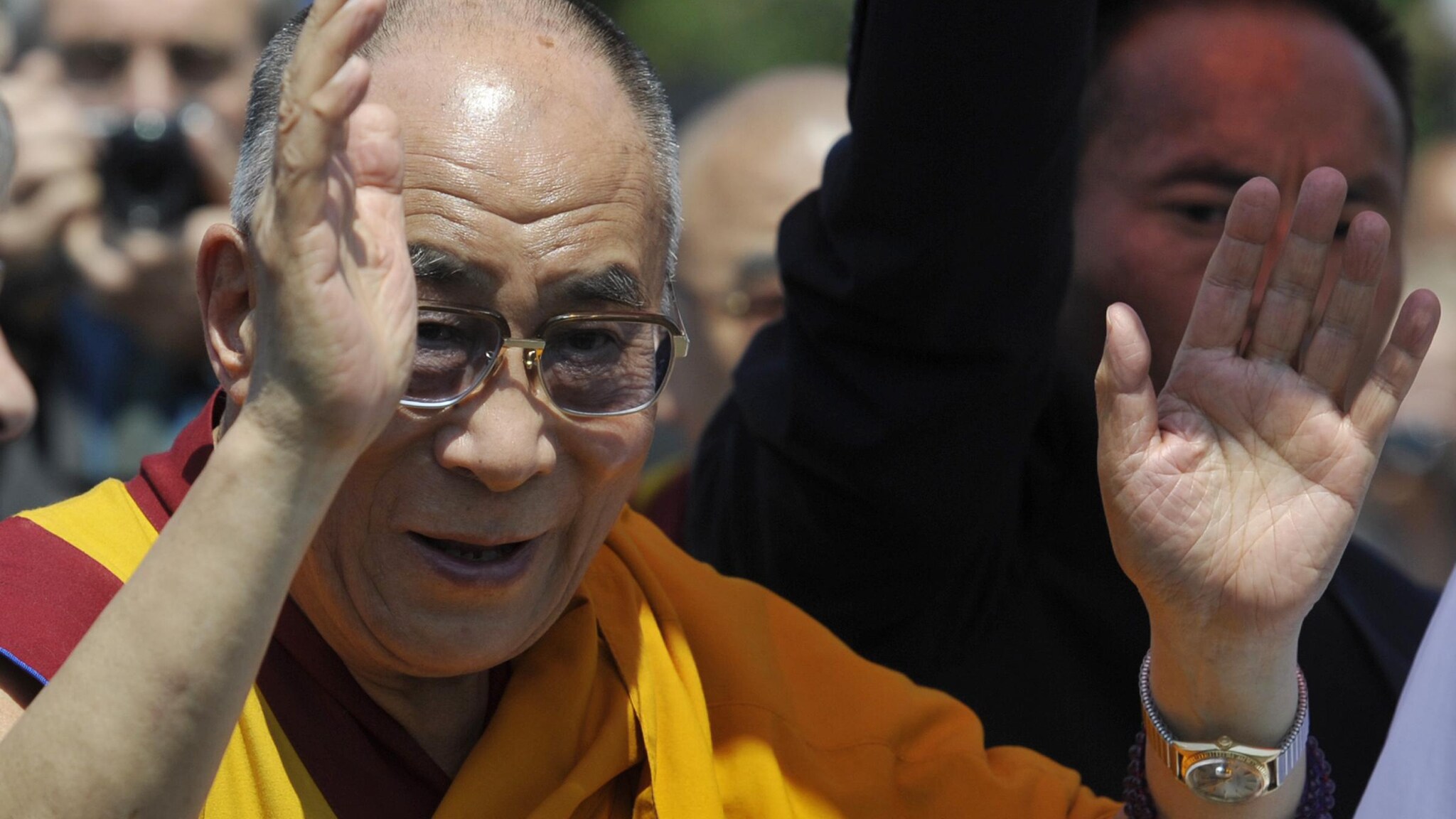 Dopo la mancata cittadinanza onoraria, Pisapia offre alla guida spirituale tibetana, al suo arrivo nella città, un’altra onorificenza. Fuori però alcuni esponenti del Pdl manifestano contro il sindaco e la sua decisione.