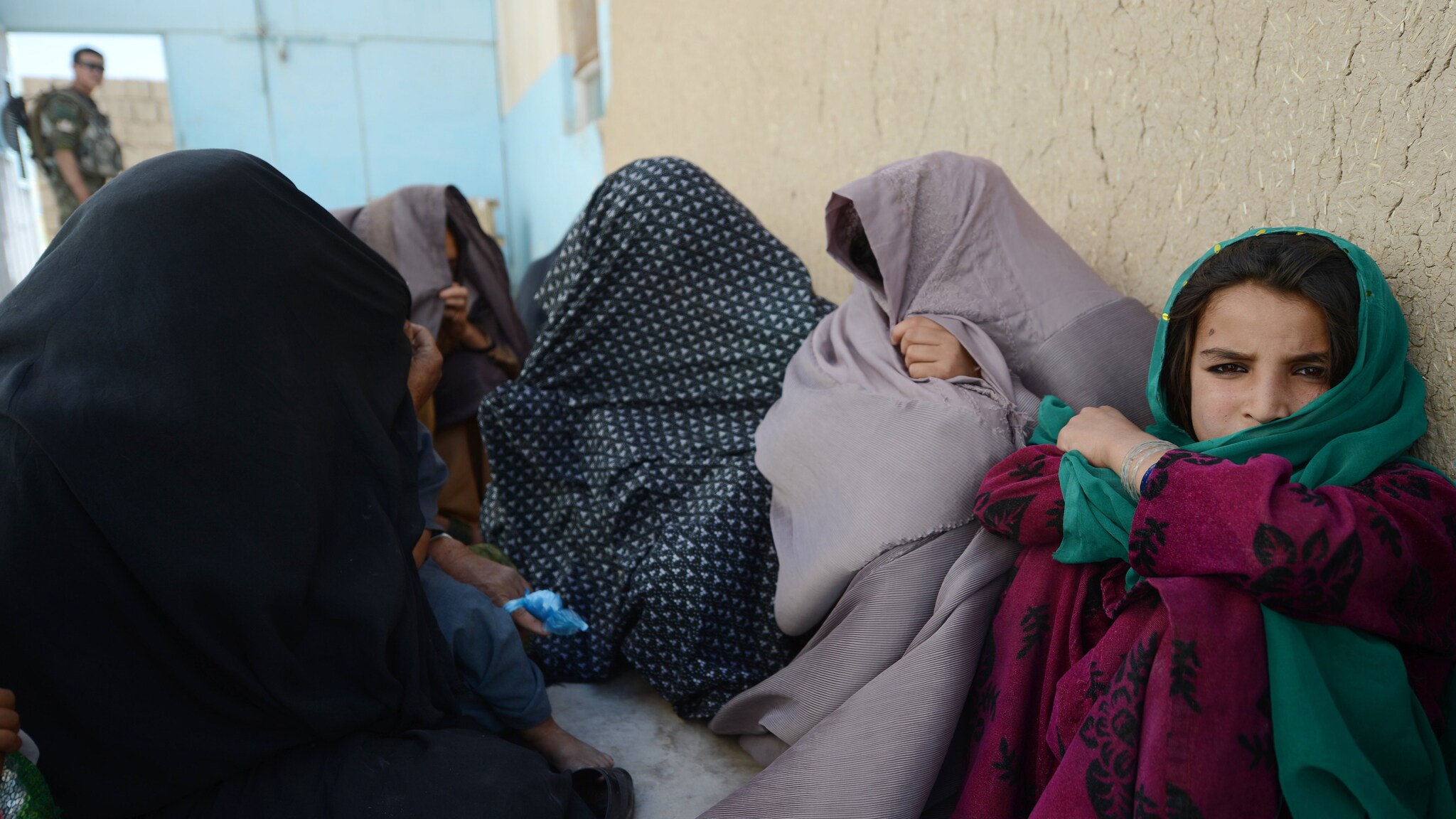 Aveva 16 anni e, secondo quanto si apprende, era sola a casa all’arrivo dei suoi killer. La storia che arriva dall’Afghanistan è avvolta nel mistero, pare che la ragazza volesse sfuggire a un rapimento. Tre sospetti sono stati arrestati.