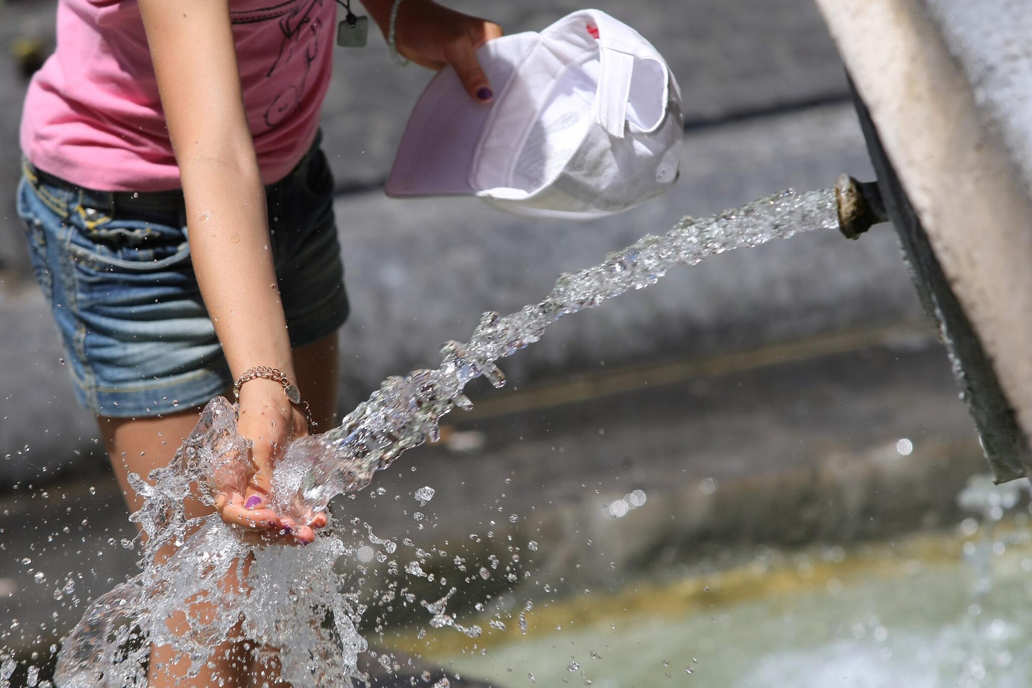 L’anticiclone africano sta arrivando in Italia e già venerdì si farà conoscere in 4 città da bollino rosso per poi allargarsi in tutte le altre regioni. La tregua del meteo dal caldo è dunque stata breve: ci aspettano 10 giorni roventi.