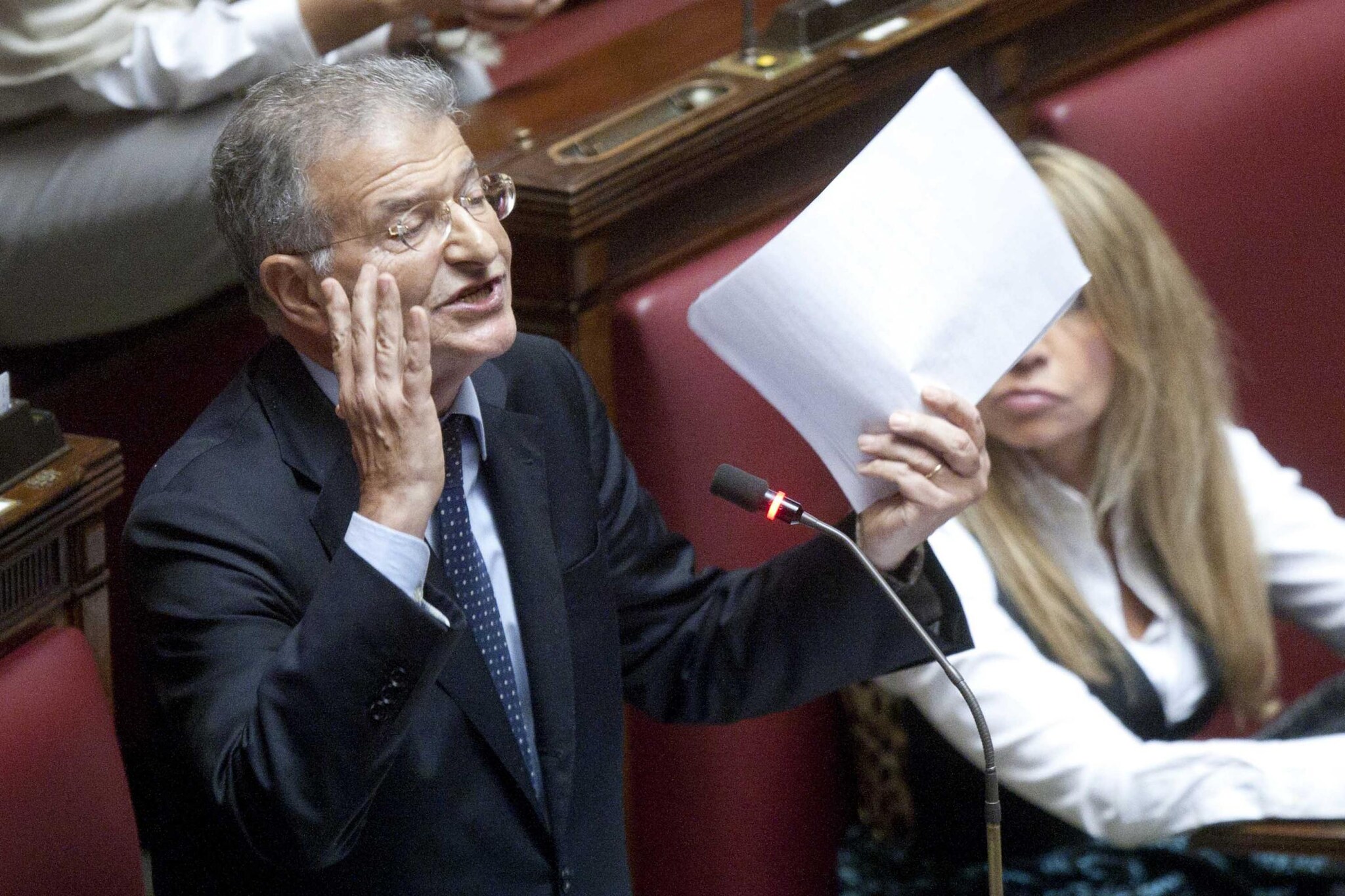 Il capogruppo del Pdl alla Camera si è rivolto al ministro Giarda esponendogli, appunto, il suo punto di vista sul sacro tema delle ferie estive: “Io ve lo dico, se ci volete far star qui fino ad agosto sono problemi vostri…non ci sarà nessuno”.