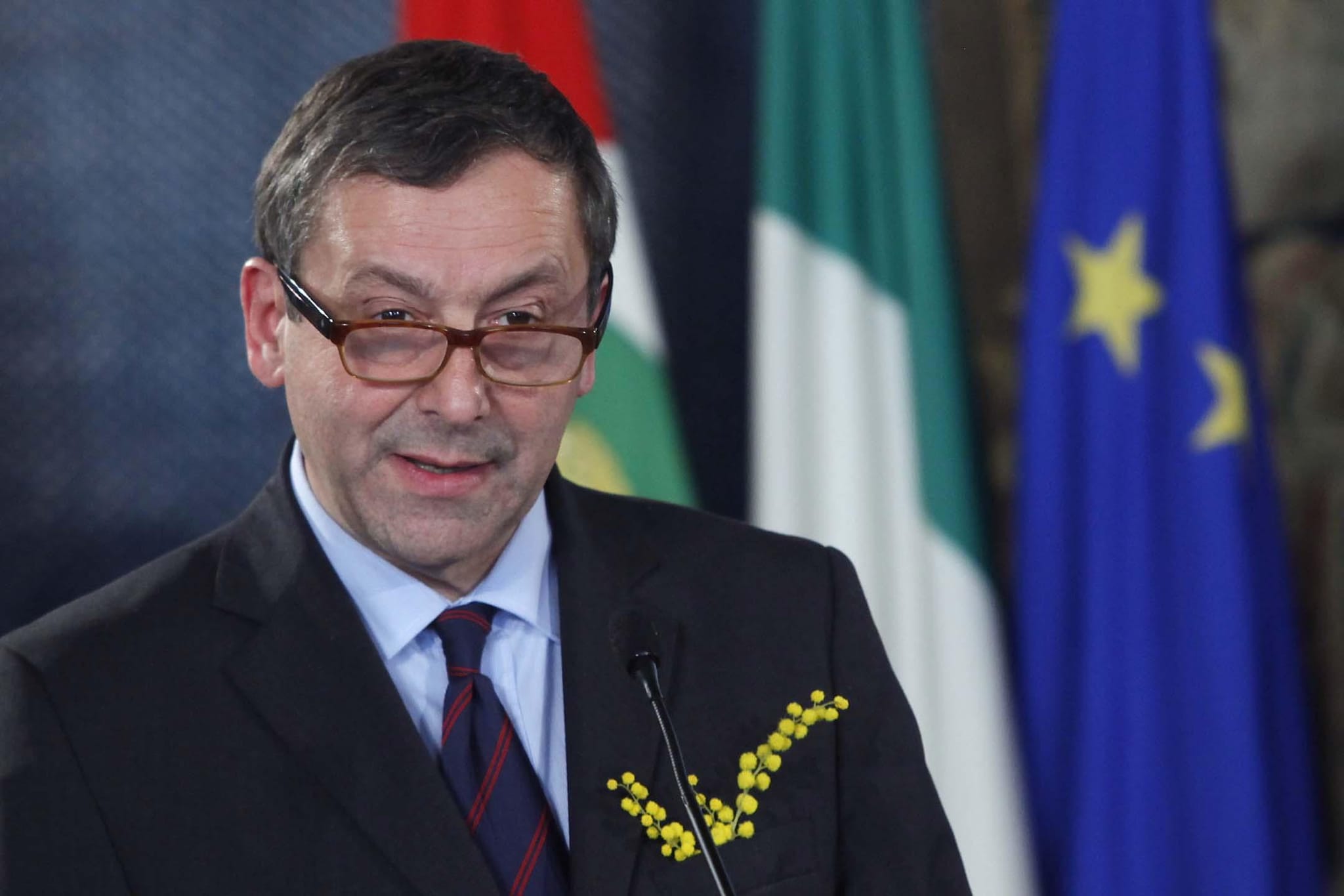 La novità del plico telematico quest’anno mette fine alla possibilità di fughe di notizie prima del giorno degli esami: l’ha assicurato il ministro Profumo il quale ha anche rivolto ai maturandi il suo in bocca al lupo consigliando loro di non aver paura.