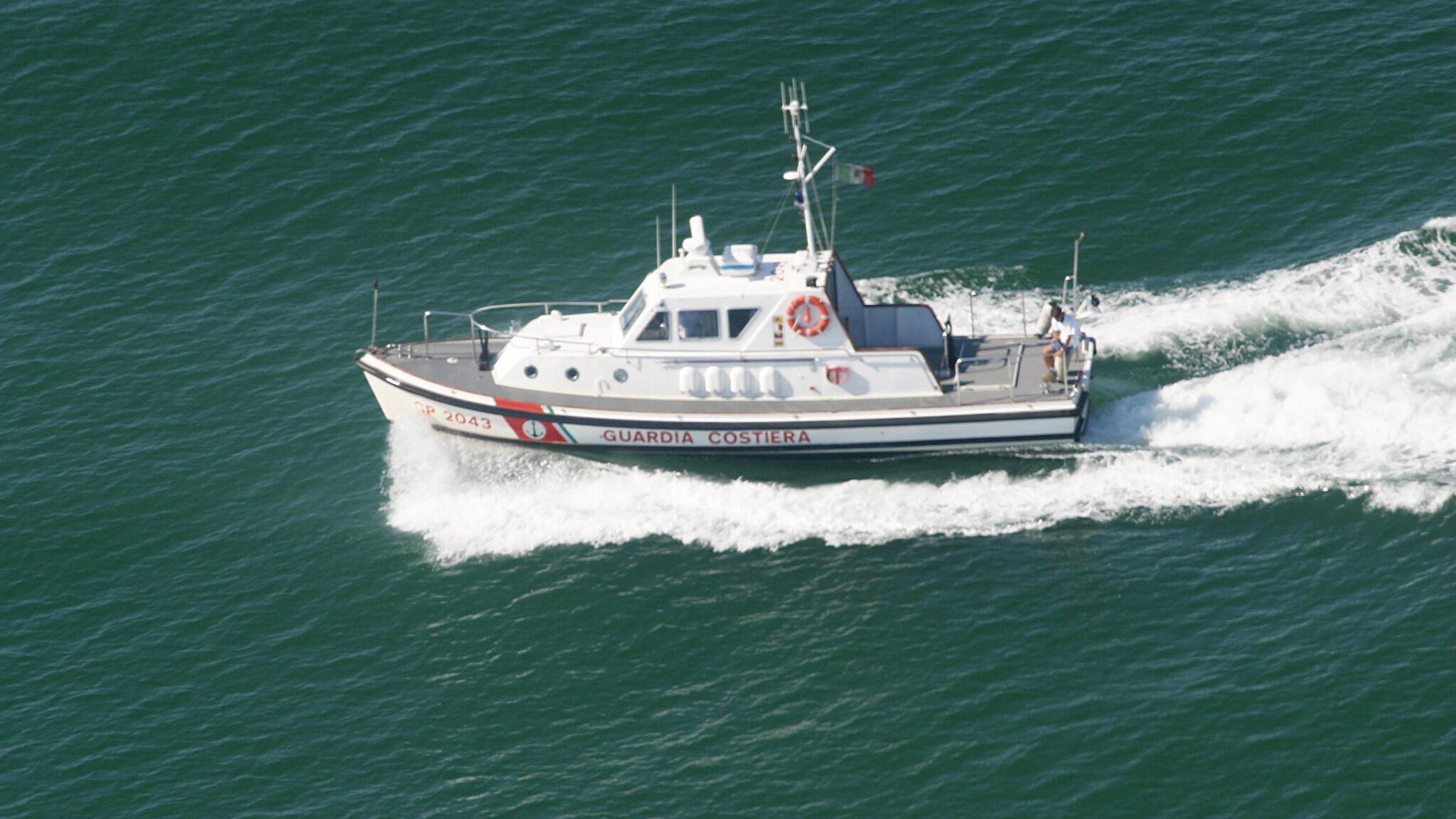 Nelle ultime ore si sono svolte in Toscana due distinte operazioni di soccorso in mare, una delle due, a Viareggio, è ancora in corso. Due ragazzi sarebbero finiti in mare nella notte tra mercoledì e giovedì.