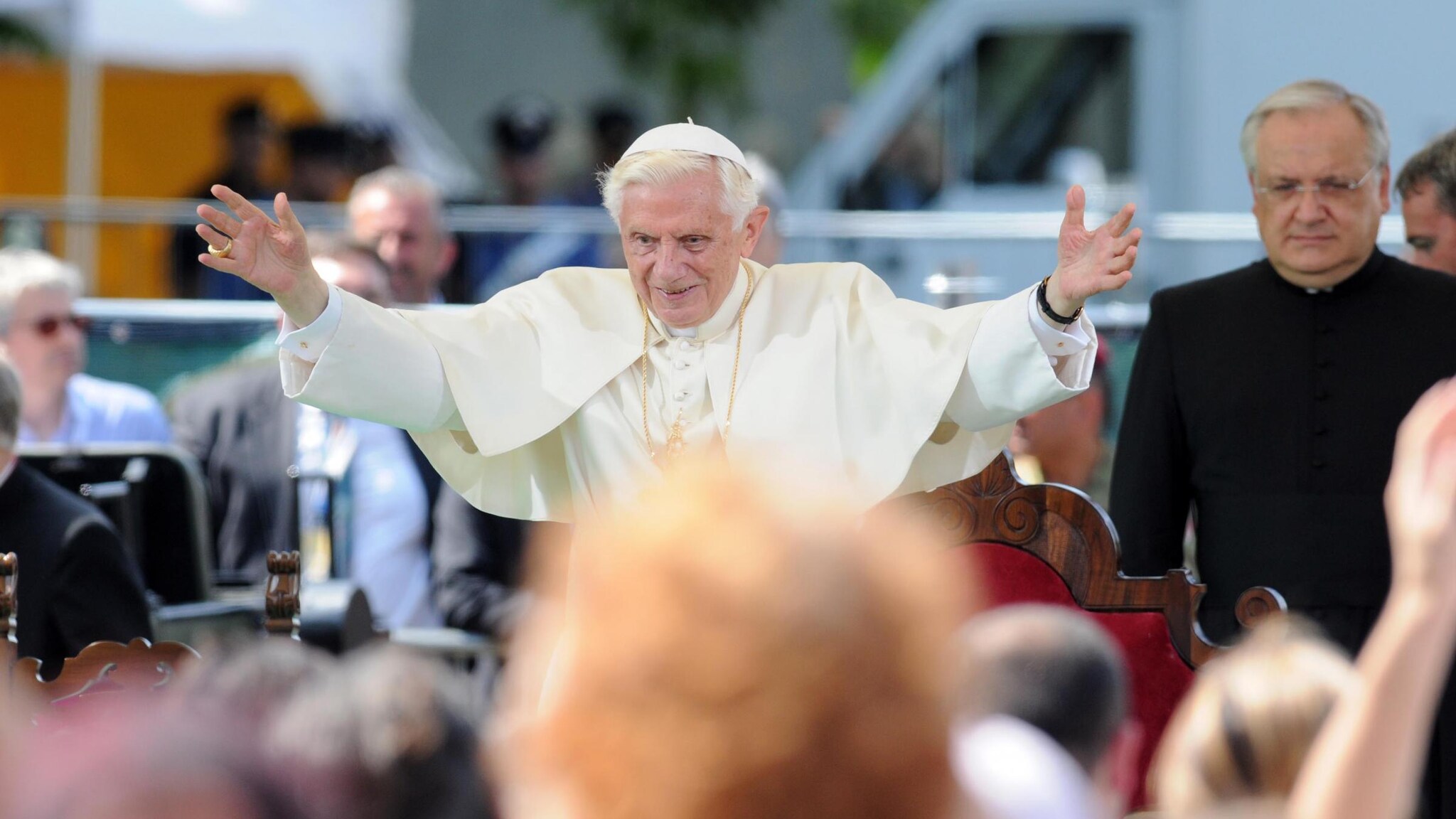Le proteste dei terremotati di Rovereto di Novi, comune al centro della visita di oggi di Benedetto XVI. La polizia, nei giorni scorsi, avrebbe voluto far smontare le loro tende almeno fino alla fine della visita del papa.