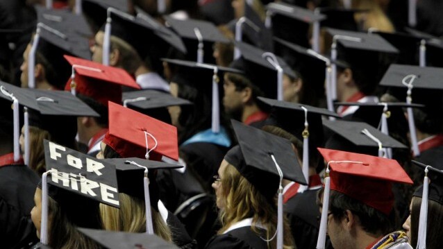 Secondo i dati dell’Istat il 71.5% dei laureati trova lavoro in 4 anni, lo cercano invece in percentuale maggiore rispetto all’ultima rilevazione. Le lauree meno “utili” sono quelle nelle materie umanistiche.