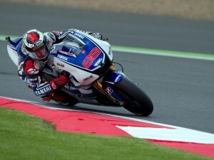 Quarta vittoria nella MotoGp 2012 per Jorge Lorenzo. Lo spagnolo ha preceduto Casey Stoner e Dani Pedrosa. Valentino Rossi solamente nono. Eroico Crutchlow, che ha corso una caviglia rotta.