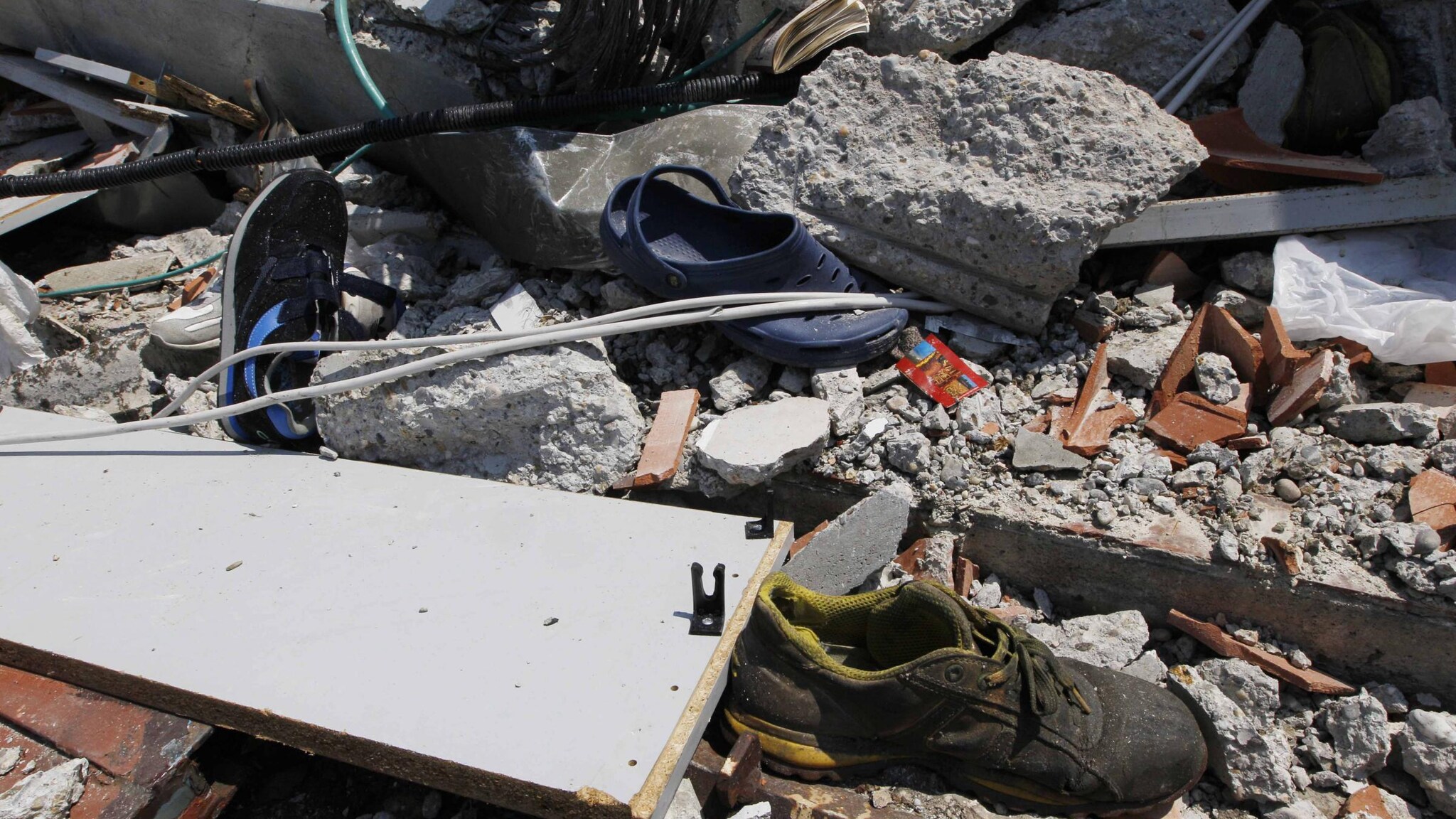 È morta in ospedale Sandra Gherardi, la donna di Cento colpita alla testa da un cornicione lo scorso 29 maggio. In ospedale, ancora in gravi condizioni, ci sono ancora altri feriti.