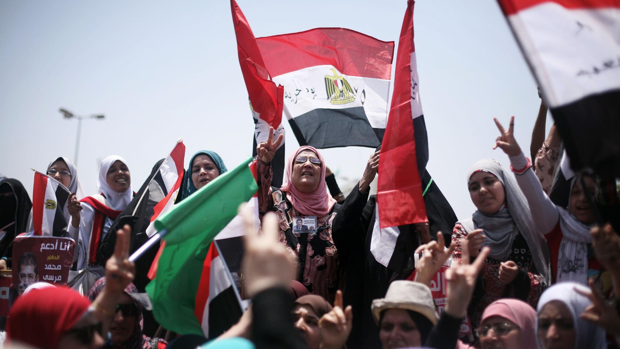 In Egitto, nella piazza simbolo della rivoluzione post-Mubarak, sono scesi in migliaia per protestare contro la giunta militare che, in un comunicato, ha annunciato di affrontare con fermezza e forza i nemici del Paese.