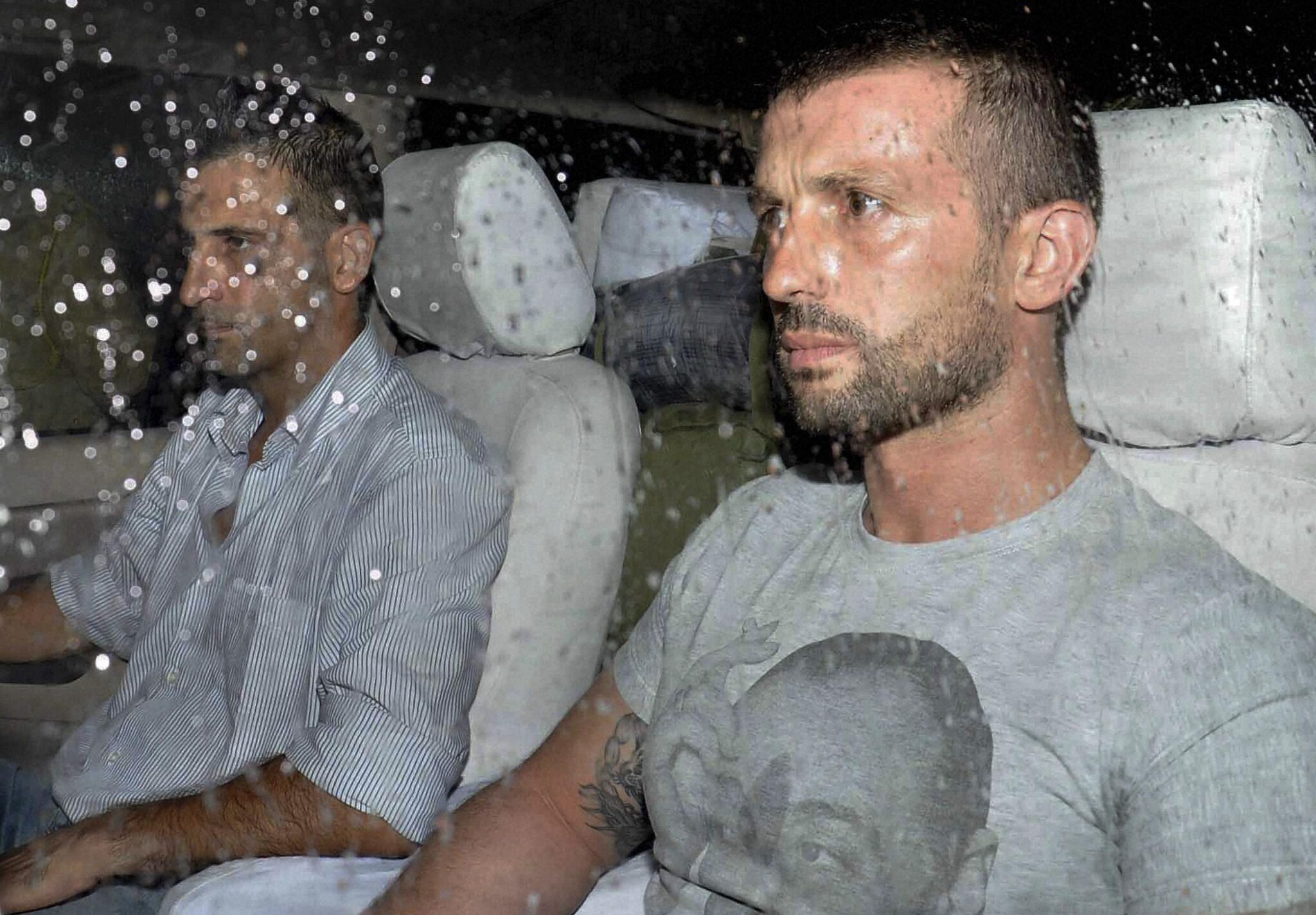 Il Capo dello Stato ha voluto ricordare Massimiliano Latorre e Salvatore Girone, ancora lontani dai loro affetti, in occasione della Festa della Marina Militare a Venezia. Di Paola: “Piazza San Marco è vostra”.