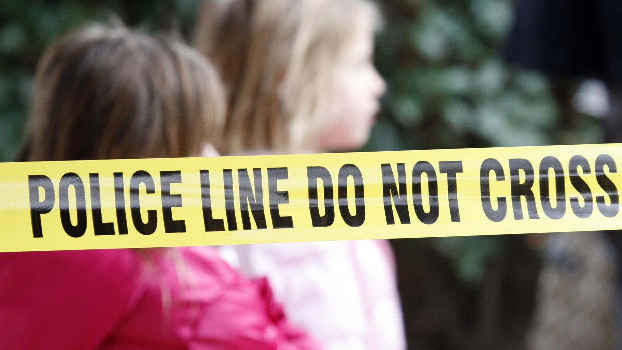 È successo in Texas, la bambina era sola in casa con l’uomo quando il padre è entrato e ha scoperto la violenza. Lo ha colpito fino ad ucciderlo ma per ora non è stato arrestato, per lo sceriffo ha solo difeso sua figlia.