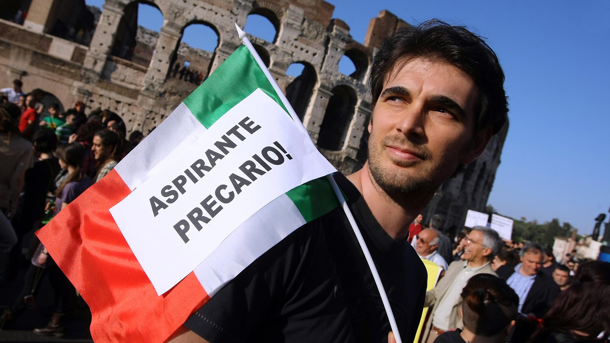 L’Istat diffonde i nuovi dati sulla disoccupazione che appaiono sempre più preoccupanti. Il tasso dei senza lavoro ad aprile vola ai massimi da gennaio 2004, senza lavoro il 35.2% dei giovani.