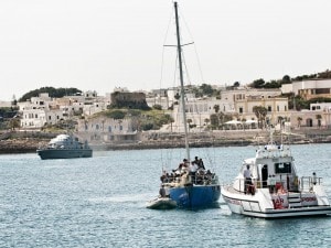 Secondo il racconto dei superstiti la barca è affondata quando si trovava a poche miglia dalla punta del Salento. In quattro migranti si sono salvati, gli altri sette sarebbero ancora in mare.