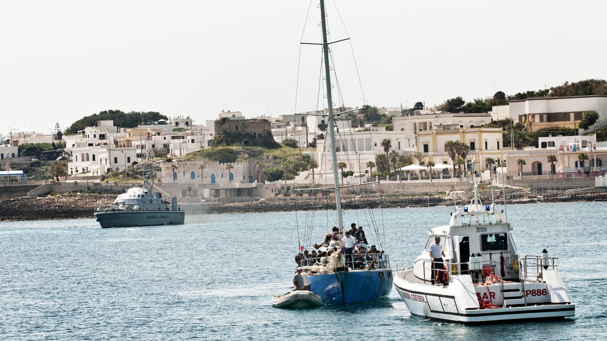 Secondo il racconto dei superstiti la barca è affondata quando si trovava a poche miglia dalla punta del Salento. In quattro migranti si sono salvati, gli altri sette sarebbero ancora in mare.