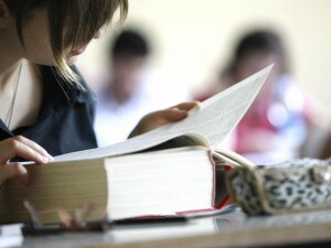 Mancano ormai poche ore alla prima prova di italiano degli esami di maturità 2012: il 20 giugno oltre 450mila studenti saranno sui banchi di scuola per la prova comune a tutti gli istituti. Le ultime ipotesi sulle tracce di quest’anno.