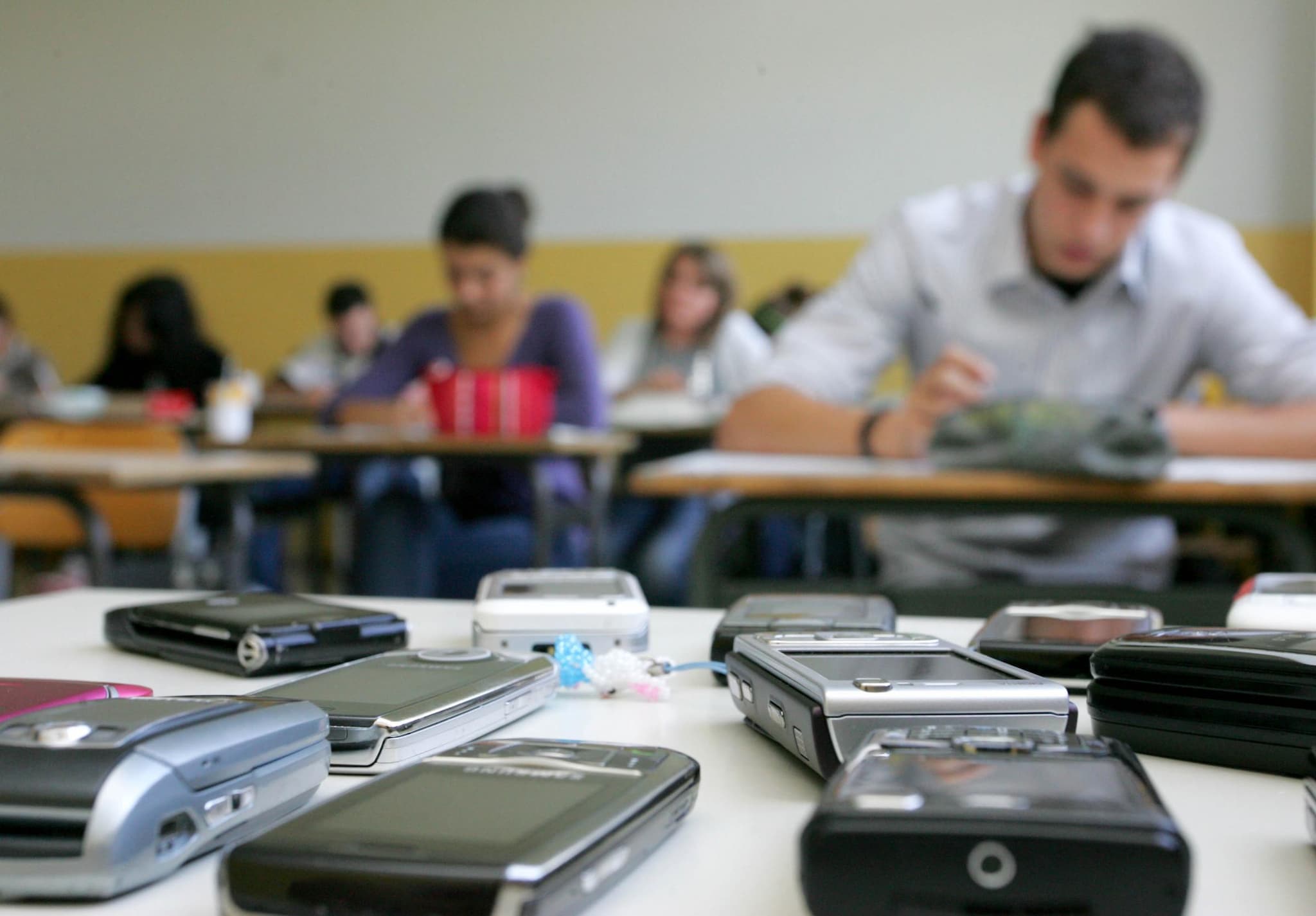 Domani gli studenti torneranno in aula per sostenere la prima prova, il tema di italiano, degli esami di maturità 2012. Tra le tracce più gettonate in rete dilagano quelle su Pascoli, sulla crisi dell’euro e sulla tecnologia, con un toto esame in costante aggiornamento.