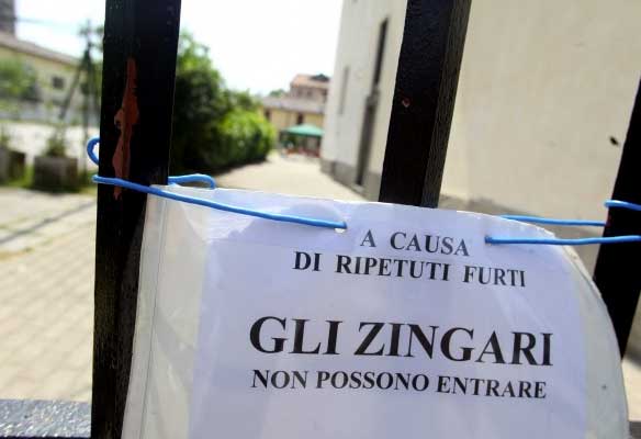 Accade in una chiesa alla periferia di Milano dove l’anziano parroco, stanco dei furti che gli zingari avrebbero compiuto nei confronti dei suoi bambini, ha deciso di limitare il loro ingresso alla sola chiesa negandogli gli spazi dell’oratorio.