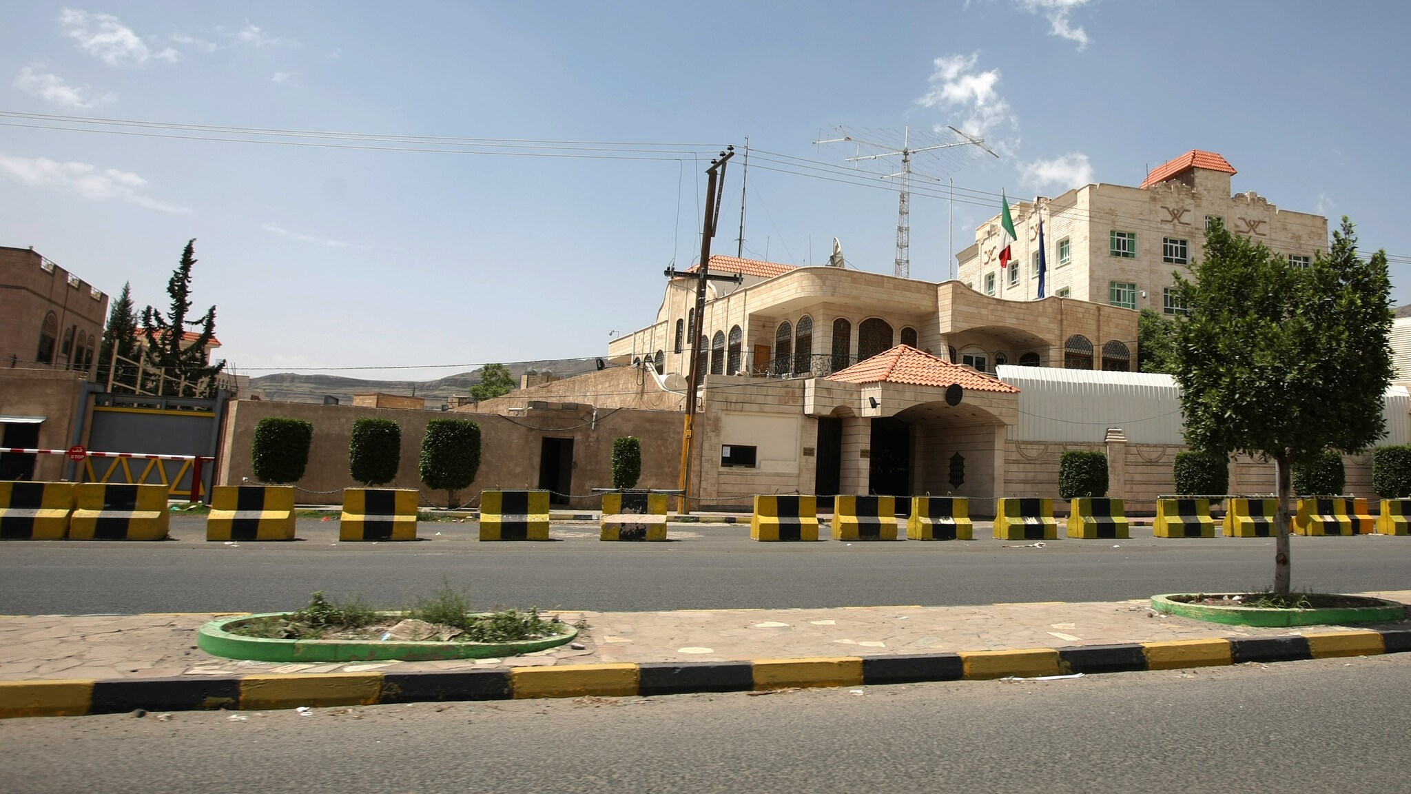 Alessandro Spadotto, il carabiniere rapito a Sanaa, sarebbe ostaggio dei banditi che in cambio vogliono il rilascio di un detenuto, la restituzione di alcuni terreni e l’immunità. Il principale responsabile del sequestro è un pregiudicato.