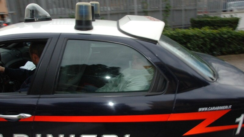 Dopo la versione di Savalli che ha accusato a sua volta l’amante, anche quest’ultima è stata fermata per concorso in omicidio. L’autopsia, intanto, prova a dire la verità sulle cause della morte di Maria Anastasi.