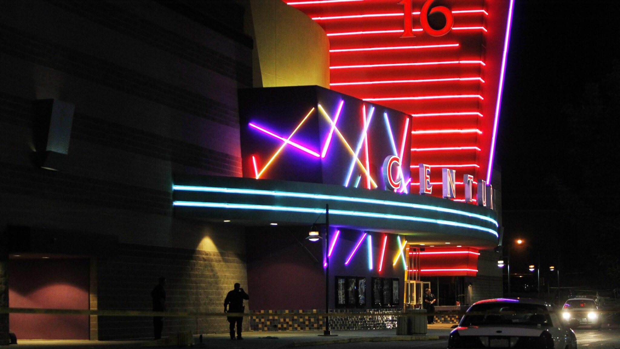 Le drammatiche parole di uno dei testimoni di quanto accaduto in un cinema alla periferia di Denver, in Colorado. Un uomo è entrato in sala, alla prima di Batman, sparando e uccidendo almeno 14 persone.