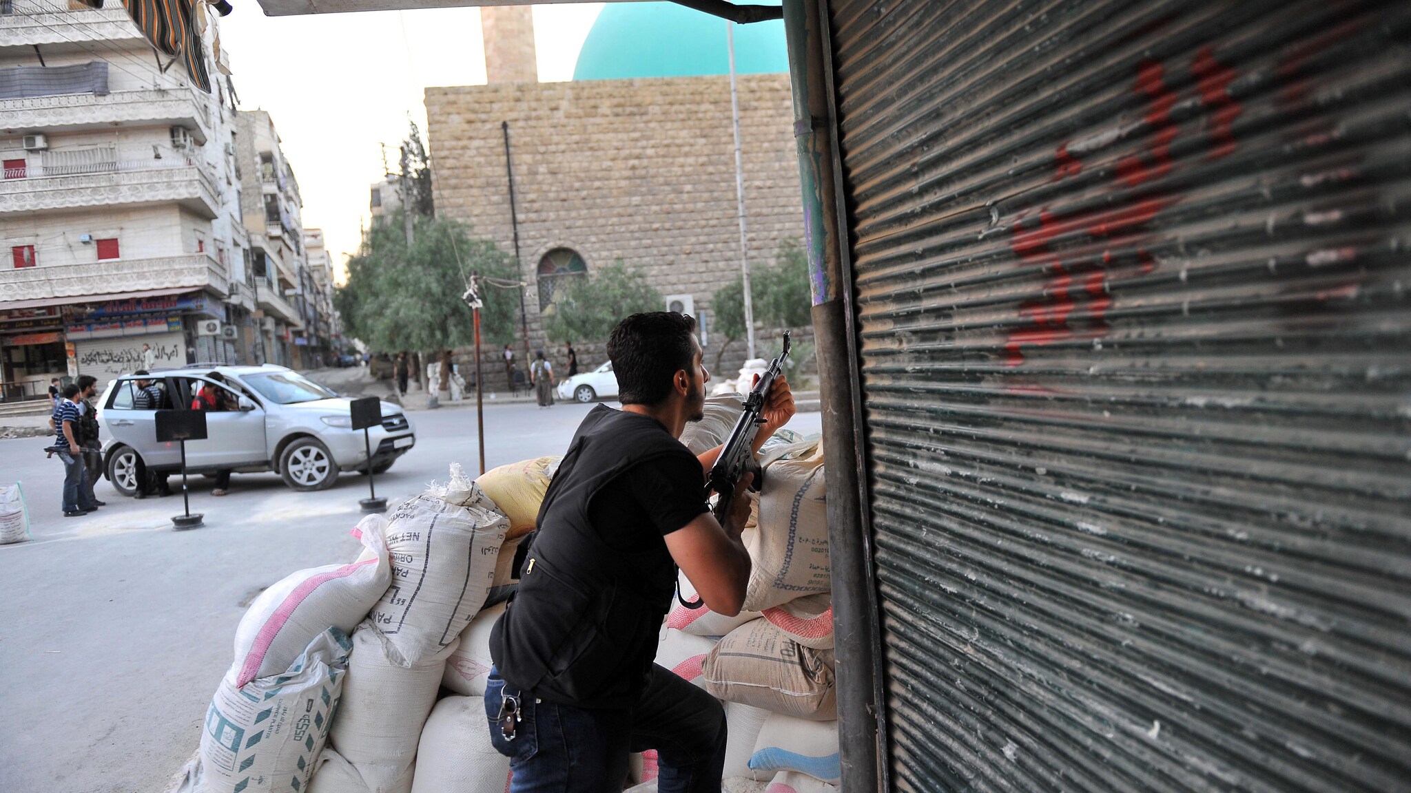 Le forze del regime di Assad passano all’offensiva arrivando ad Aleppo, città strategica della Siria, e continuando a bombardare anche Damasco. Intanto arriva la notizia che la Turchia avrebbe deciso di chiudere tutte le frontiere.