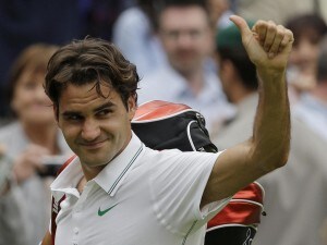 Federer ha sconfitto in quattro set il numero uno della classifica il serbo Djokovic. Lo svizzero domenica giocherà l'ottava finale a Wimbledon. Sfiderà Murray, il primo britannico a raggiungere la finale dal 1938! Se Roger vincerà il torneo sarà di nuovo il numero 1.