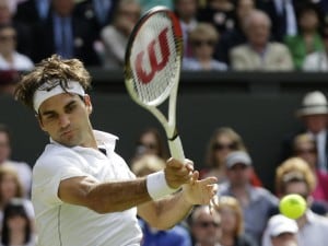 Con il punteggio di 4-6 7-5 6-3 6-3, Roger Federer ha vinto per la settima volta il torneo di Wimbledon. Lo svizzero, che in finale ha sconfitto Murray e che ha raggiunto i sette titoli di Pete Sampras, da domani tornerà il numero 1 del mondo.