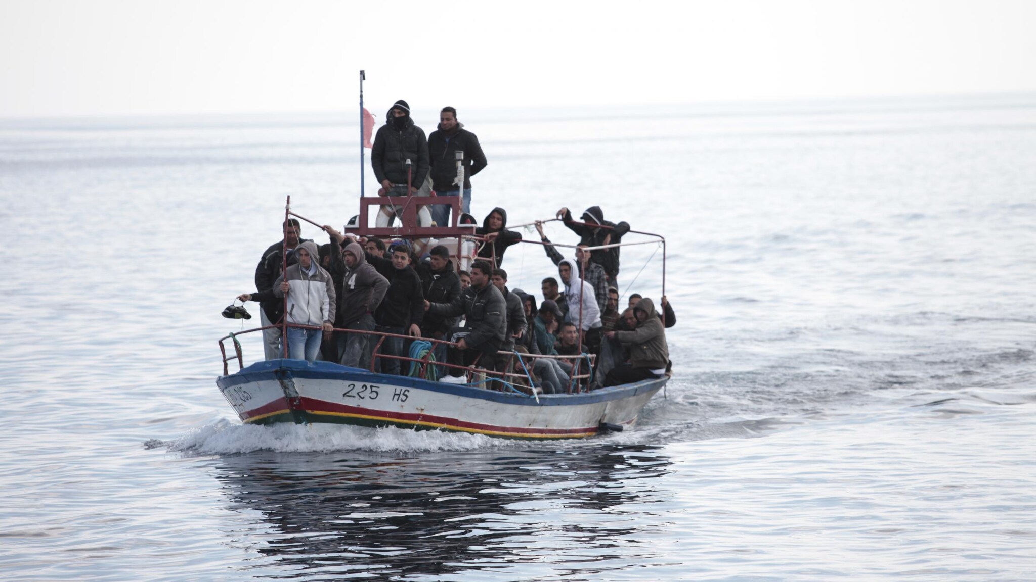 Provavano a raggiungere l’Italia dalla Libia, a bordo di un gommone. È stato un calvario, l’unico superstite della strage ha raccontato cosa è avvenuto. Sono rimasti senz’acqua e sono morti uno dopo l’altro.
