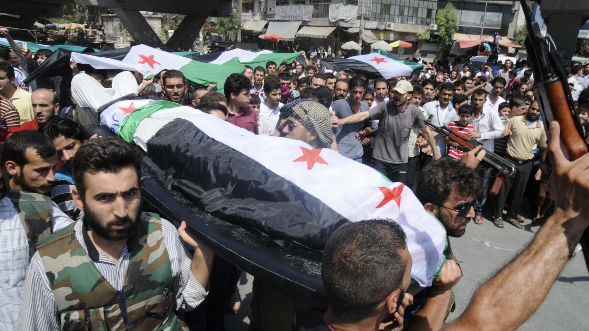 La repressione di Assad nella città di Aleppo e in altre della Siria continua e il bilancio delle vittime si fa sempre più drammatico. Hollande invita l’Onu a intervenire, il capo dei ribelli chiede armi per combattere contro il regime.