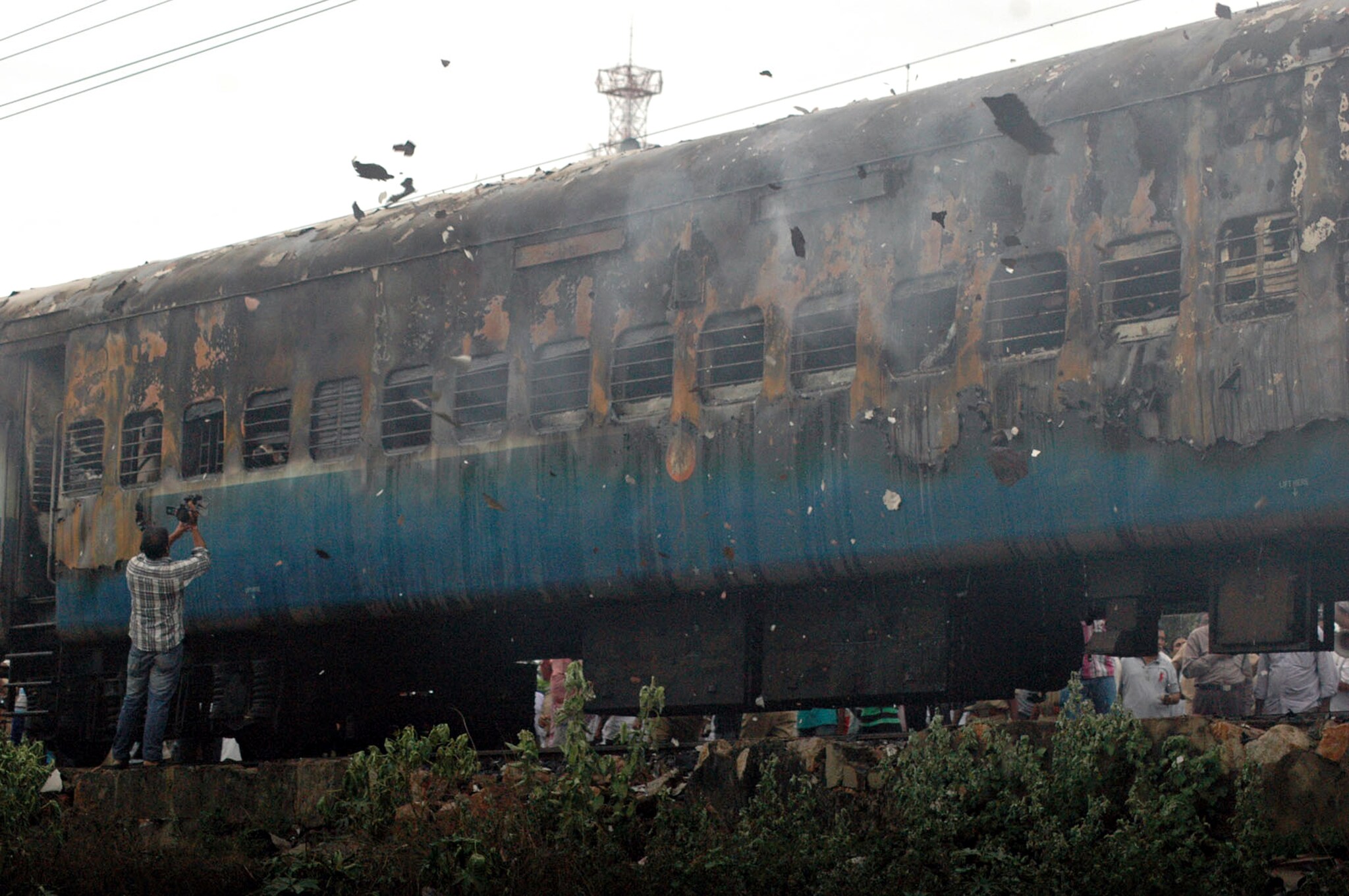 Le fiamme hanno avvolto questa notte una carrozza di un treno passeggeri nel sud dell’India: le persone rimaste uccise stavano dormendo nelle loro cuccette e non hanno avuto la possibilità di mettersi in salvo.