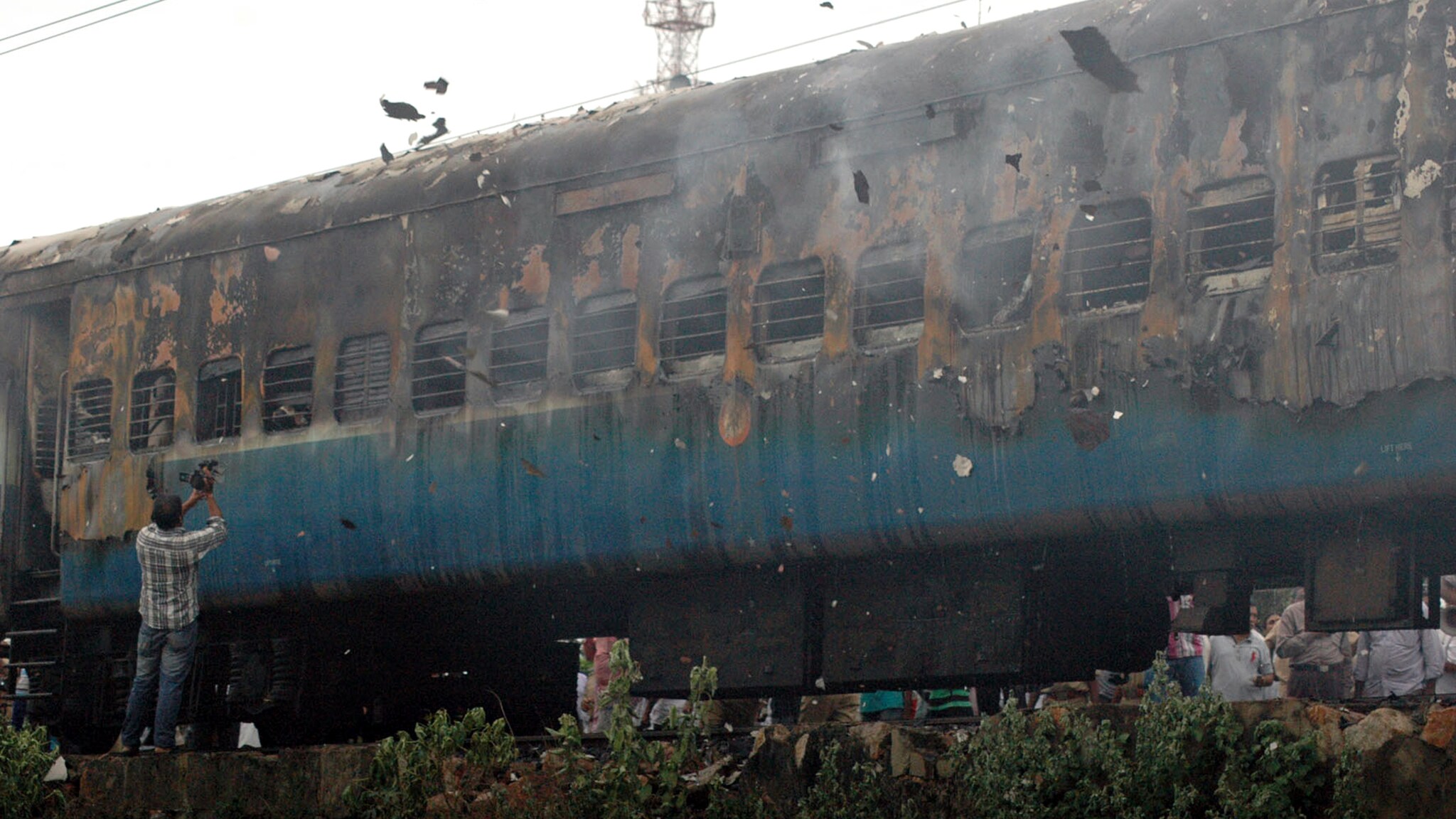 Le fiamme hanno avvolto questa notte una carrozza di un treno passeggeri nel sud dell’India: le persone rimaste uccise stavano dormendo nelle loro cuccette e non hanno avuto la possibilità di mettersi in salvo.