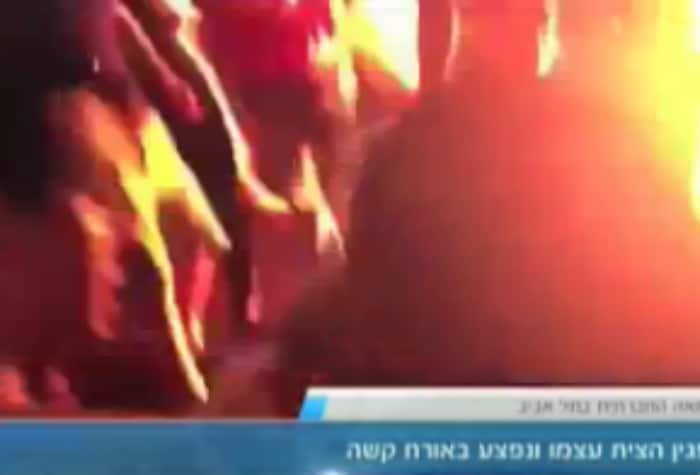 Sono gravi le condizioni di un israeliano che, per protestare contro lo Stato che “gli ha tolto tutto”, si è dato fuoco nel mezzo di una manifestazione. Le accuse e le motivazioni del suo gesto in alcuni fogli gettati in strada. 