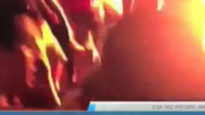 Sono gravi le condizioni di un israeliano che, per protestare contro lo Stato che “gli ha tolto tutto”, si è dato fuoco nel mezzo di una manifestazione. Le accuse e le motivazioni del suo gesto in alcuni fogli gettati in strada.