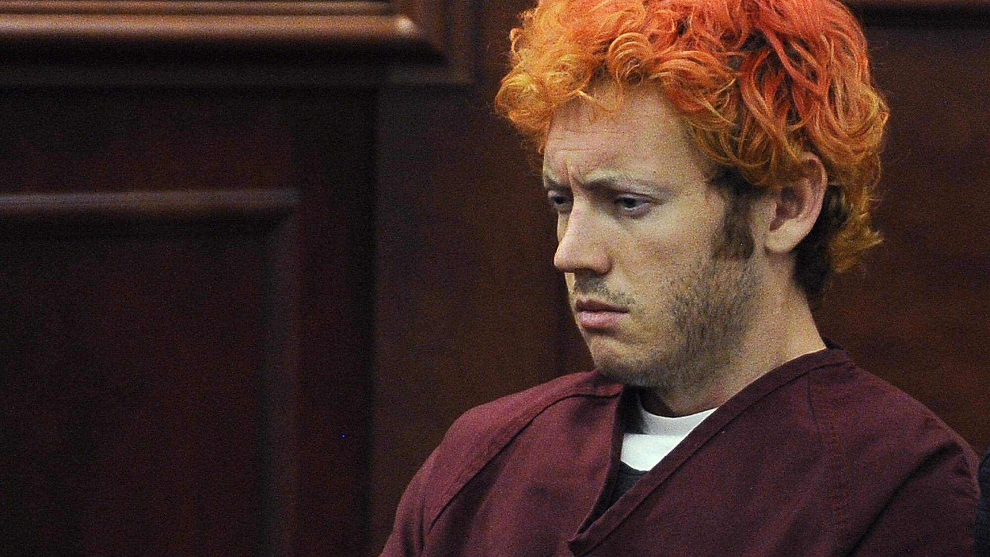 James Holmes, lo spietato killer del cinema di Aurora, non viene solo condannato ma anche emulato in America: in seguito alla strage si sono verificati tre episodi che richiamano il suo gesto. Uno degli arrestati aveva la casa e l’auto piena di armi.