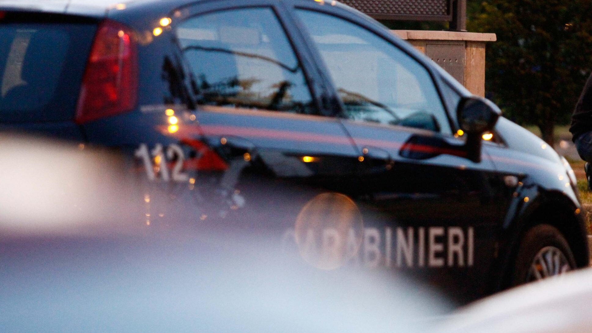 Salvatore Savalli, accusato di aver ucciso Maria Anastasi, finalmente parla e, interrogato dai magistrati, dà la colpa alla sua amante che a sua volta lo aveva incastrato con la sua confessione. Lui resta in carcere, lei è indagata.