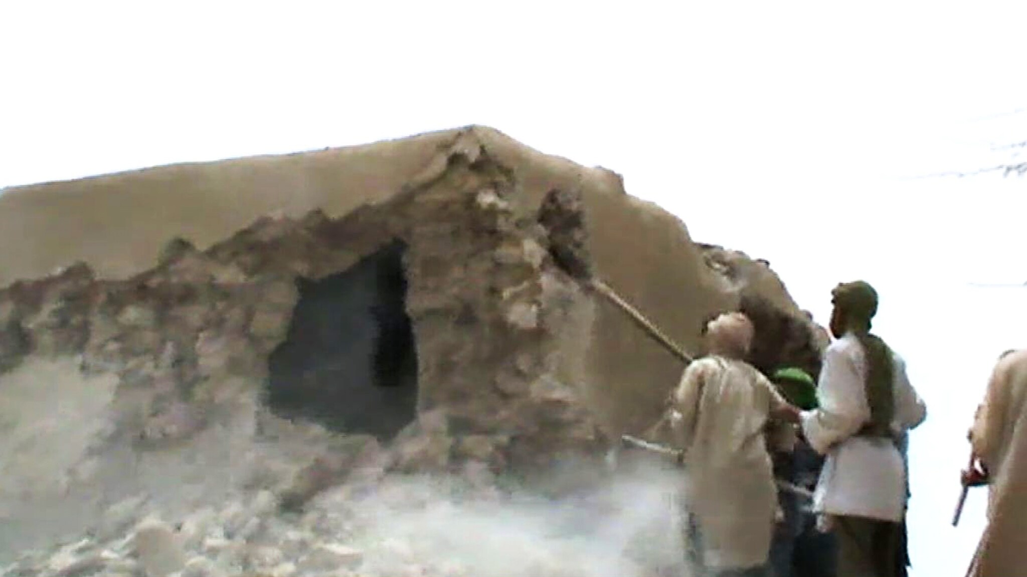 Distrutta la moschea Sidi Yeyia nel nord di Mali, chiusa per superstizione: “Sono arrivati con i picconi, hanno cominciato a gridare ‘Allah’ e hanno distrutto la porta”, la rassegnazione dei testimoni. Il procuratore contro gli attacchi alle moschee: “Sono crimini di guerra”.