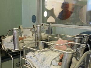 Il piccolo morto all’ospedale San Giovanni di Roma a causa di un terribile errore umano: saranno in 20 a rispondere del fatto, 7 medici e 13 infermieri. Il magistrato ha anche disposto una nuova autopsia sul neonato.