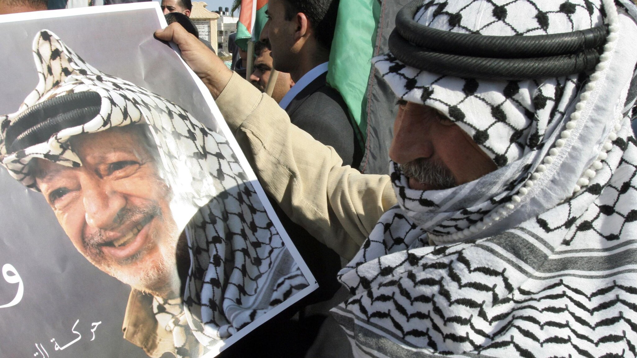 Un istituto svizzero ha trovato tracce di polonio altamente radioattivo sullo spazzolino e sulla kefiah del leader palestinese morto nel 2004, tracce che alimentano nuovamente i dubbi sull’avvelenamento. Chiesta e ottenuta la riesumazione della salma.