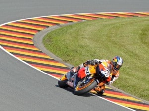 Al Sachsenring vince lo spagnolo Dani Pedrosa. Al secondo posto Jorge Lorenzo, che sfrutta l'incredibile errore di Stoner, che all'ultimo giro è finito fuori pista. Terzo Dovizioso, sesto Valentino Rossi.