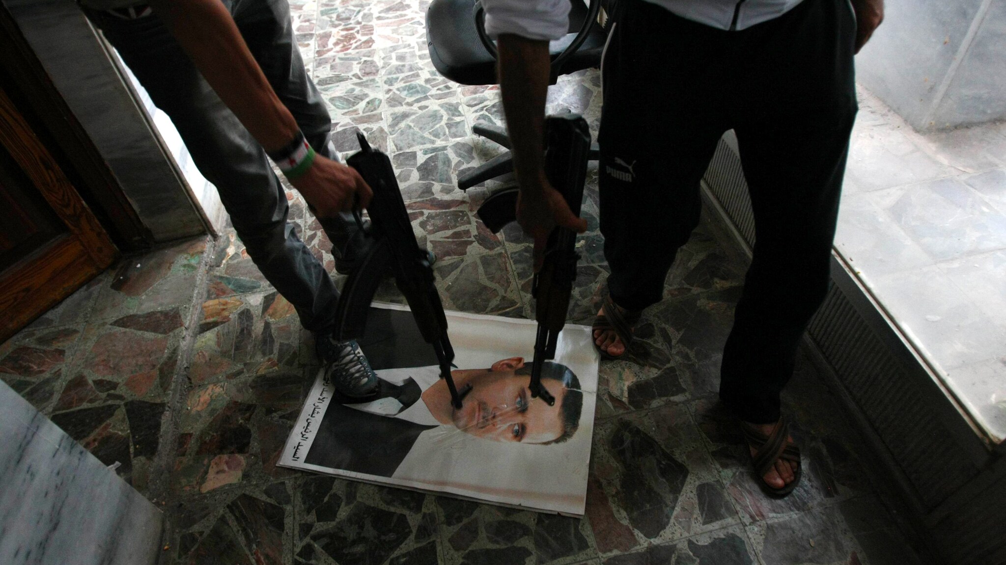 Giulio Terzi non usa mezzi termini e parla di pulizia etnica e crimini contro l’umanità in Siria, l’Ue rafforza l’embargo e dà il via al blocco dei fondi mentre la Lega Araba invita Assad ad andarsene in cambio di un’uscita sicura.