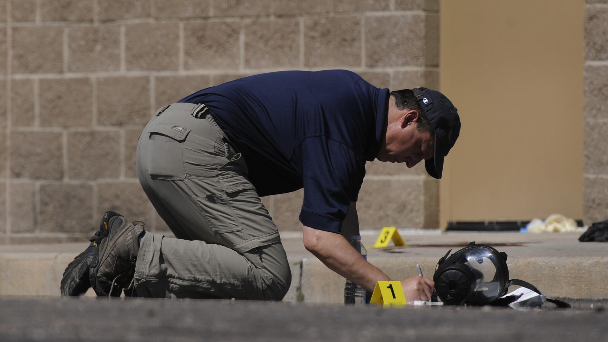 Ieri la sparatoria in un cinema di Aurora in cui hanno perso la vita 12 persone, poi la scoperta della polizia: l’appartamento di James Holmes, il responsabile della strage, è pieno di bombe che dovranno essere disinnescate. Lunedì l’uomo comparirà davanti al giudice.