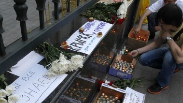 Il bilancio delle inondazioni che hanno colpito nei giorni scorsi il sud della Russia si fa sempre più grave: 171 i morti, 25mila le persone che hanno perso tutto. E mentre l’allarme è ancora presente, il Paese piange le sue vittime e attacca le autorità.