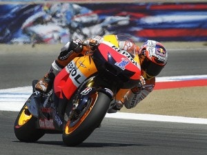 L'australiano della Honda vince il quarto Gp del 2012. Lorenzo, secondo al traguardo, resta al comando della MotoGp, terzo Pedrosa.