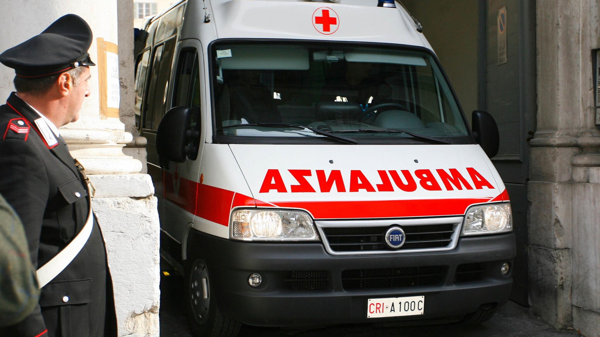 L’ennesimo femminicidio avvenuto in pieno giorno, la vittima era nel suo negozio quando è stata freddata da un uomo che ha poi rivolto la pistola contro di sé. Pare che tra i due ci fosse un legame sentimentale.