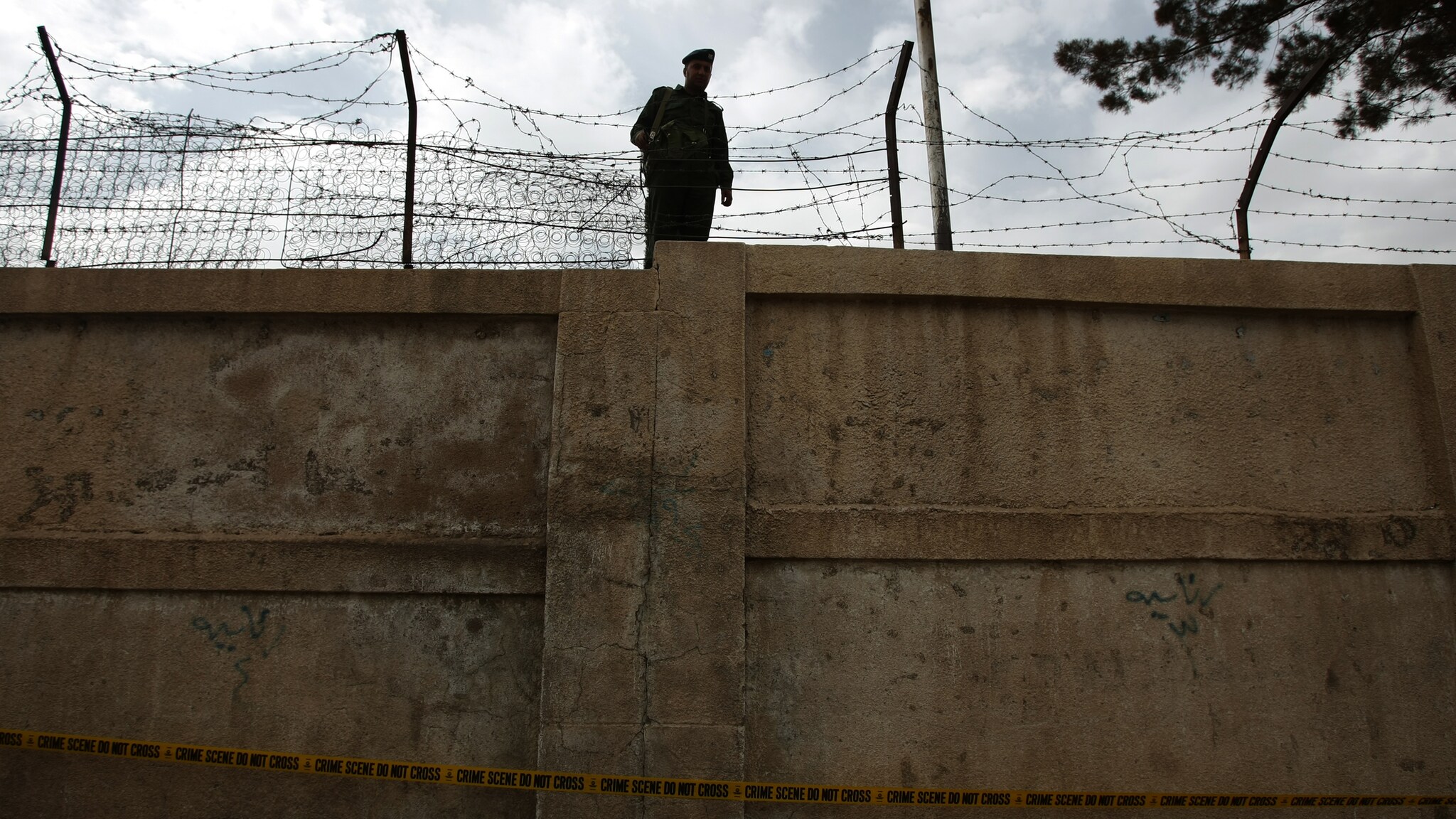 Si tratta di un addetto alla sicurezza in servizio all’ambasciata a Sanaa: è stato rapito mentre era in borghese e stava facendo degli acquisti personali. Terzi ha parlato col suo omologo yemenita che promette massima collaborazione.