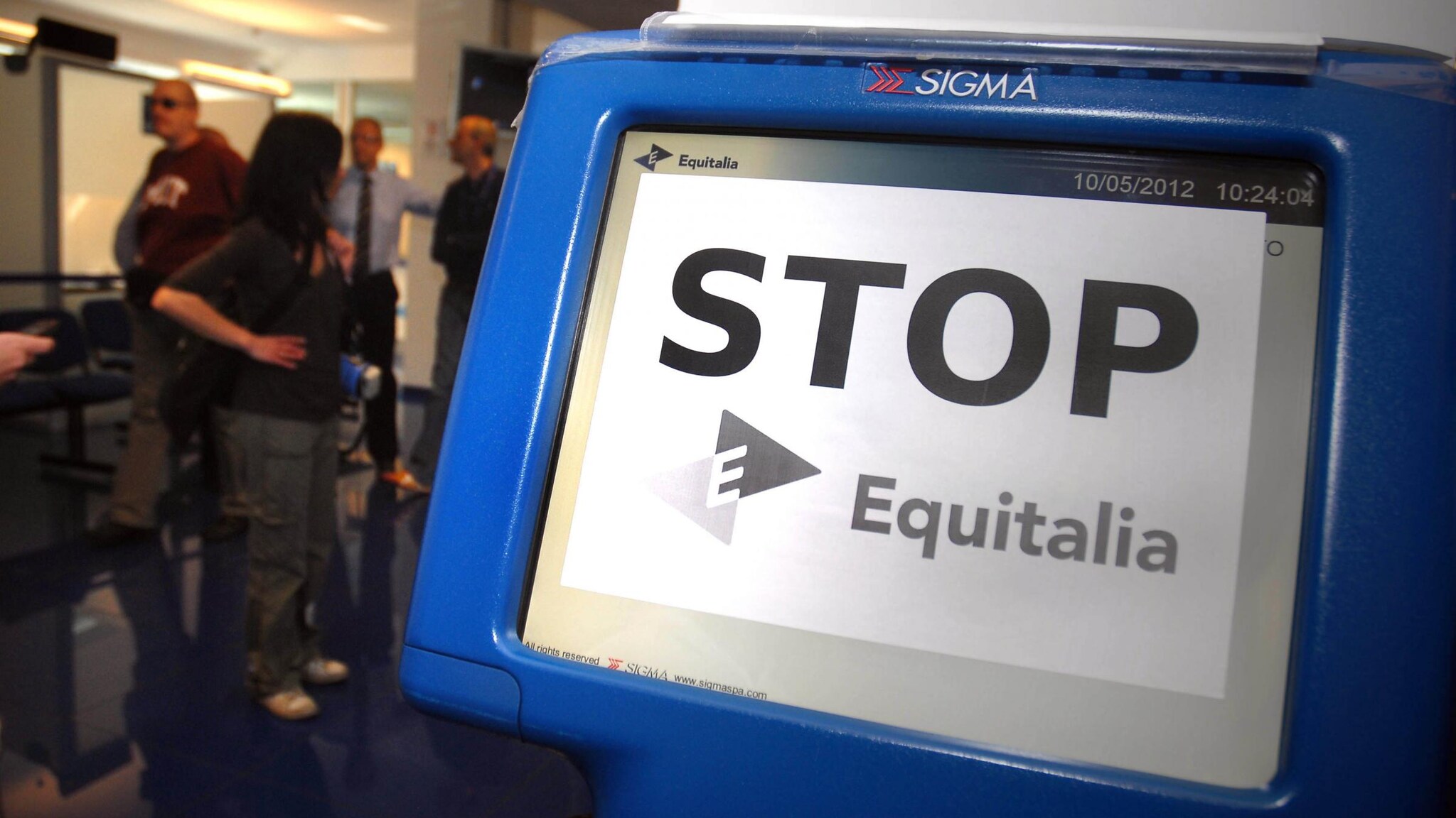 Senza il passaggio di un ufficiale giudiziario la cartella esattoriale va considerata nulla: lo ha stabilito il giudice di pace di Genova accogliendo il ricorso di una ex dipendente. Una sentenza storica contro l’agenzia di riscossione.