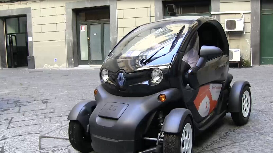 Le auto elettriche del comune di Napoli