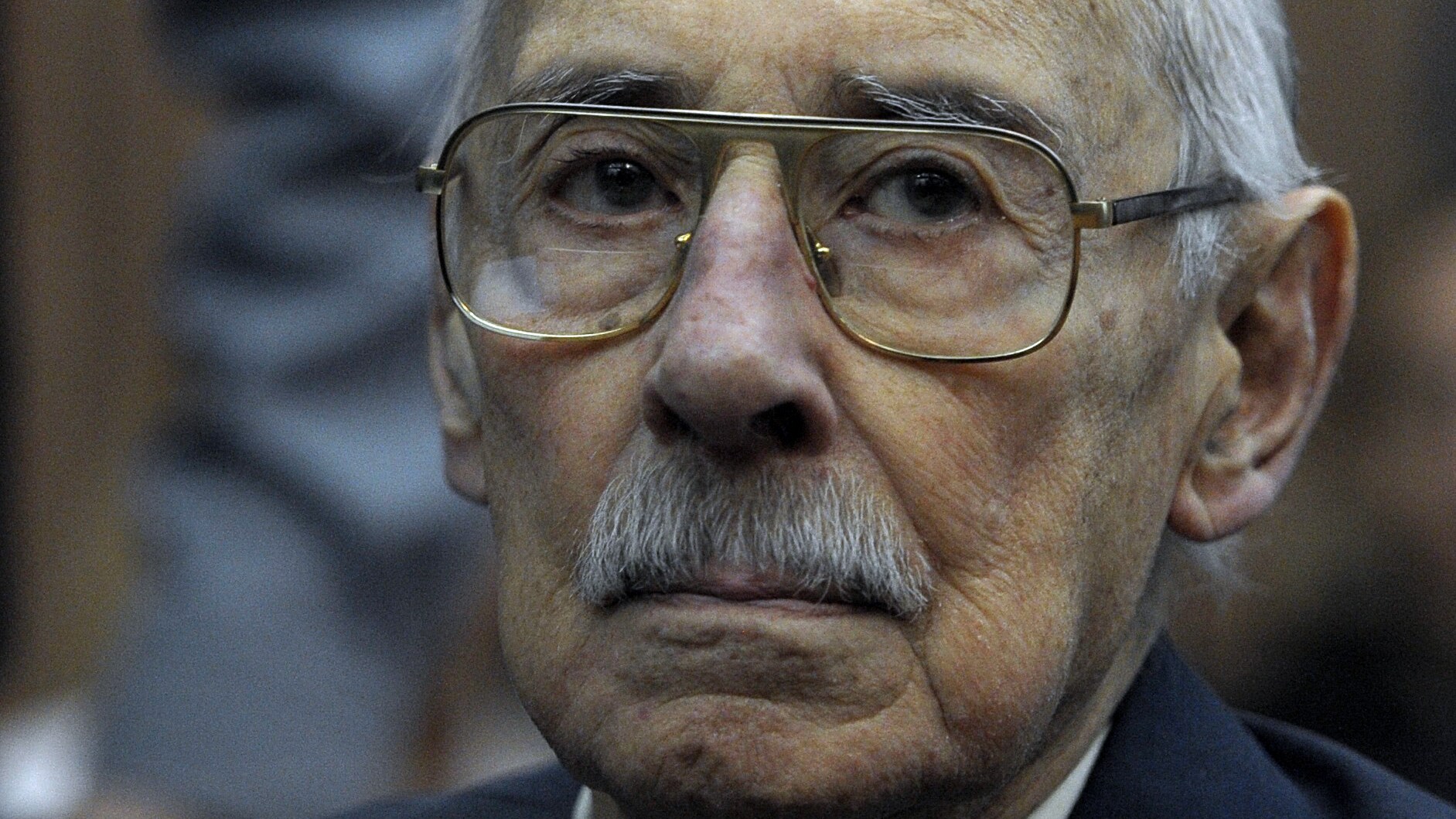 Si è concluso, con la massima condanna possibile, il processo in Argentina all’ex dittatore Jorge Videla, coinvolto nel sequestro sistematico dei figli dei desaparecidos insieme ad altri membri militari. Bambini che nascevano in carcere e subito diventavano proprietà dello Stato.