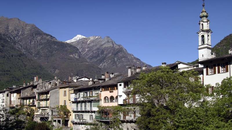 Milena, una delle ragazze che dodici anni fa uccisero a Chiavenna (Sondrio) suor Maria Laura Mainetti, è entrata in chiesa per fare da testimone a sua sorella. Le accuse contro il parroco che però si difende: “Ha scontato la sua pena”.