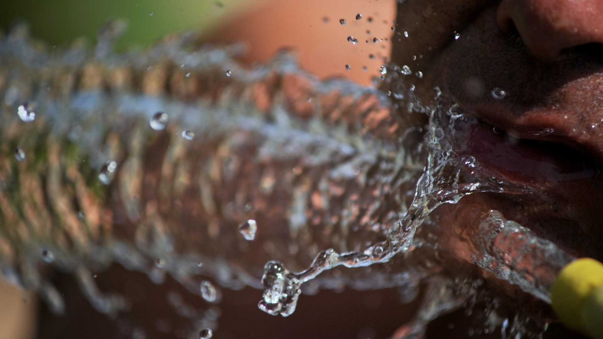 Questo weekend sarà caratterizzato da temperature miti e con piogge che interesseranno anche il sud Italia. Ma gli esperti ricordano l’arrivo del nuovo caldo con il sesto anticiclone africano, previsto nei giorni a cavallo di Ferragosto.